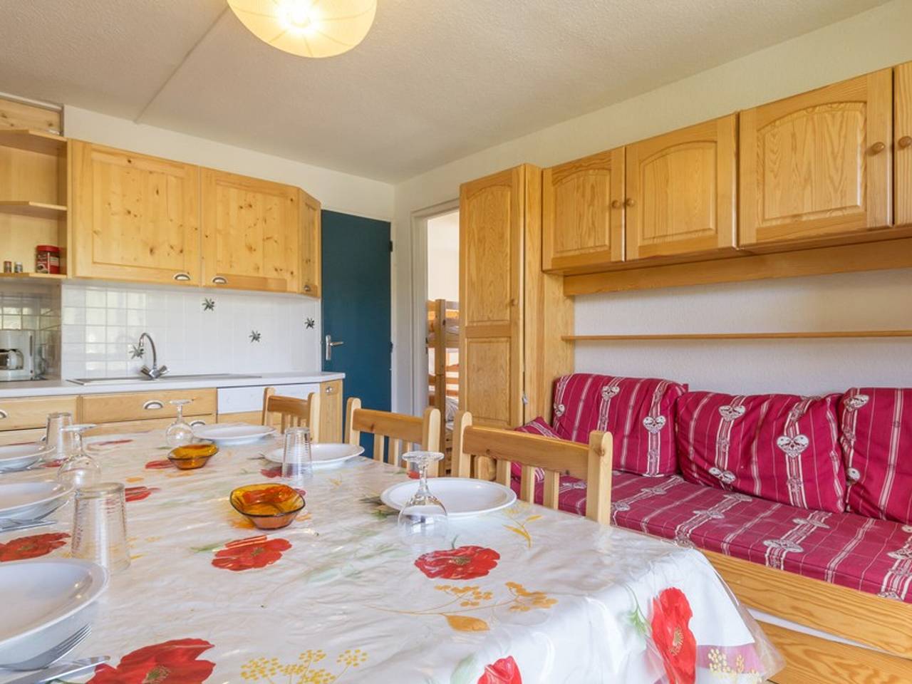 Entire apartment, Bright apartment · Direct access to slopes · Balcony · Heated pool · Free Wifi in Le Corbier, Villarembert