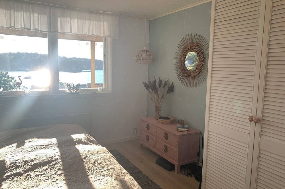 Design beach house with beautiful sea view, lounge terrace and jacuzzi in Ellös, Orust