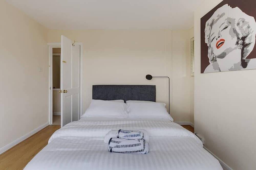 Modern 4 bed house in Heathrow, London in Spelthorne, Surrey