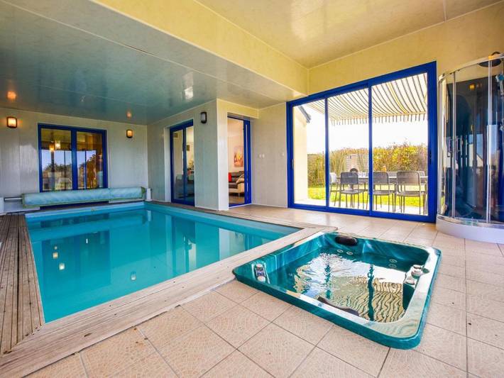 Location de vacances pour 9 personnes, avec Jacuzzi et Terrasse ainsi que Jardin et Piscine dans Plage Trenez