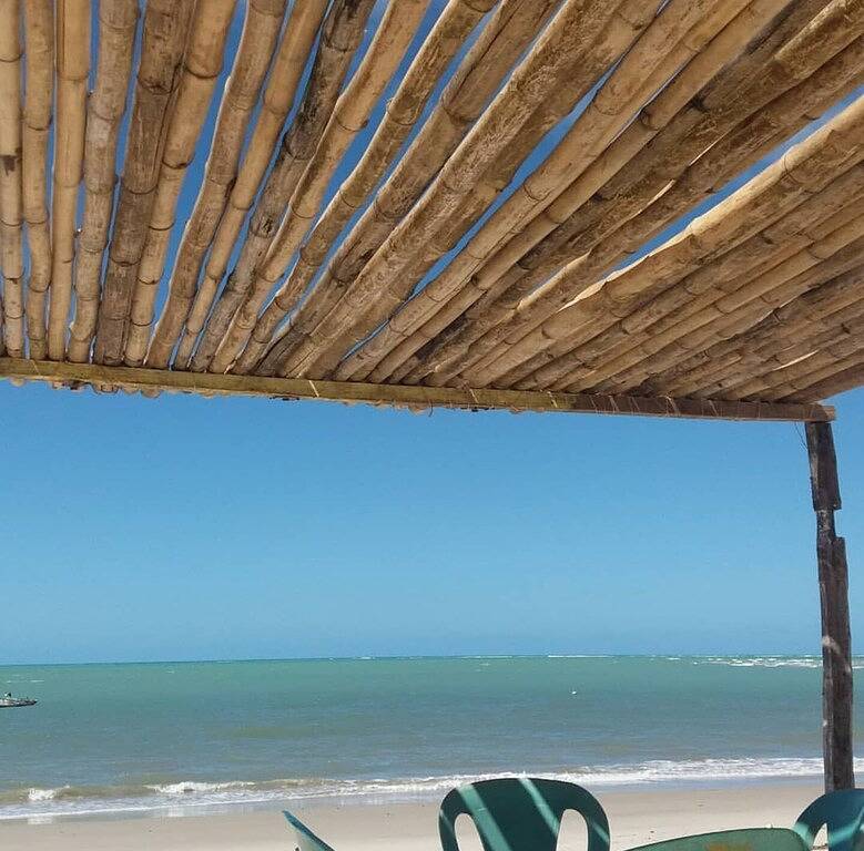Haus auf der Insel Crôa in der Nähe des Strandes für kaputte Autos in Barra de Santo Antônio, Alagoas