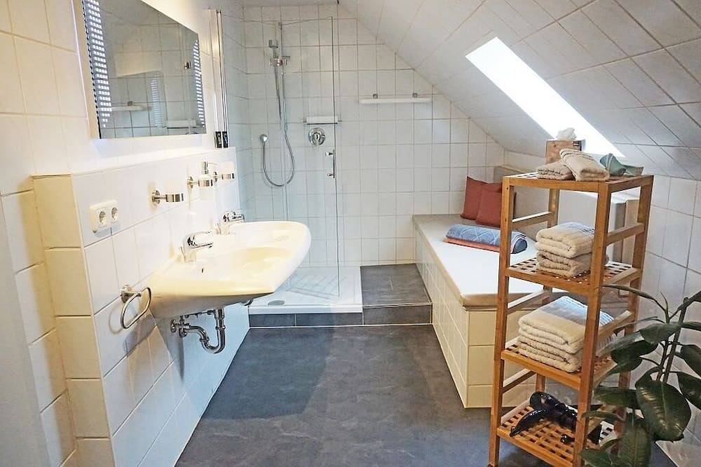 Ganze Wohnung, Dachgeschossappartement \"Dream\" für 2 Personen mit seperatem Wohnzimmer und Schlafzimmer in Sommerach, Fränkisches Weinland