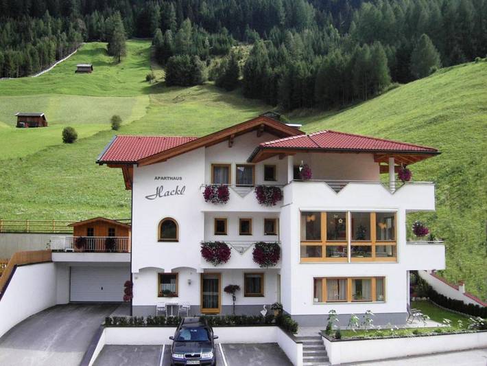 Ferienwohnung für 8 Personen, mit Balkon und Terrasse sowie Garten und Ausblick im Stubaital
