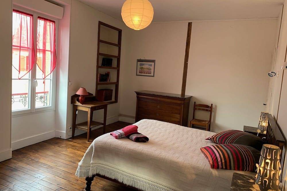 Large-capacity gite for up to 14 people in La Celle-Dunoise, Guéret region