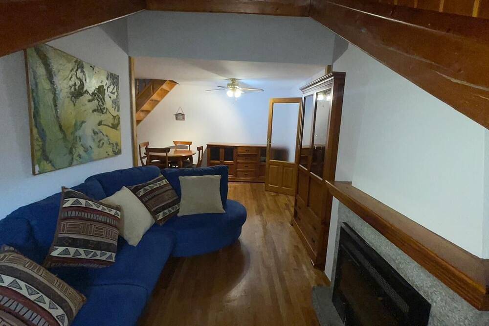 Entire apartment, Cozy penthouse in the center of Benasque in Cerler, Benasque