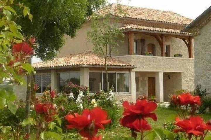 Gîte pour 10 personnes, avec terrasse ainsi que piscine et jardin