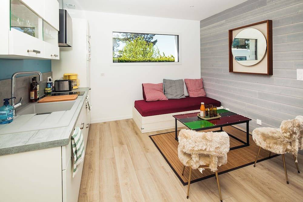 Ecolodge La Vertonne. A romantic getaway, bikes available and a shared garden. in Brem-sur-Mer, Loire Valley