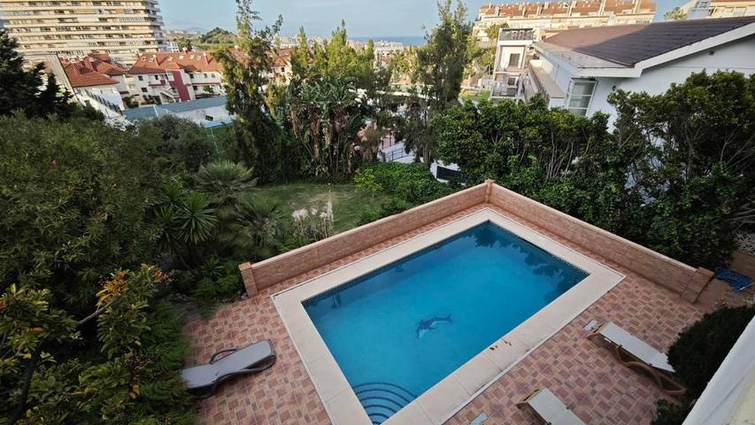 Casa de huéspuedes para 2 personas, con jardín además de vistas y piscina en Benalmádena