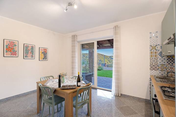 Appartamento intero, Appartamento 'Rosmarino' con vista mare, Wi-Fi e aria condizionata in Montecorice, Cilento Coast