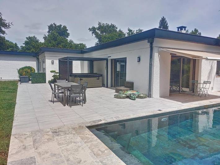 Location de vacances pour 7 personnes, avec jardin ainsi que vue et piscine à Saint-Sulpice-et-Cameyrac - 2