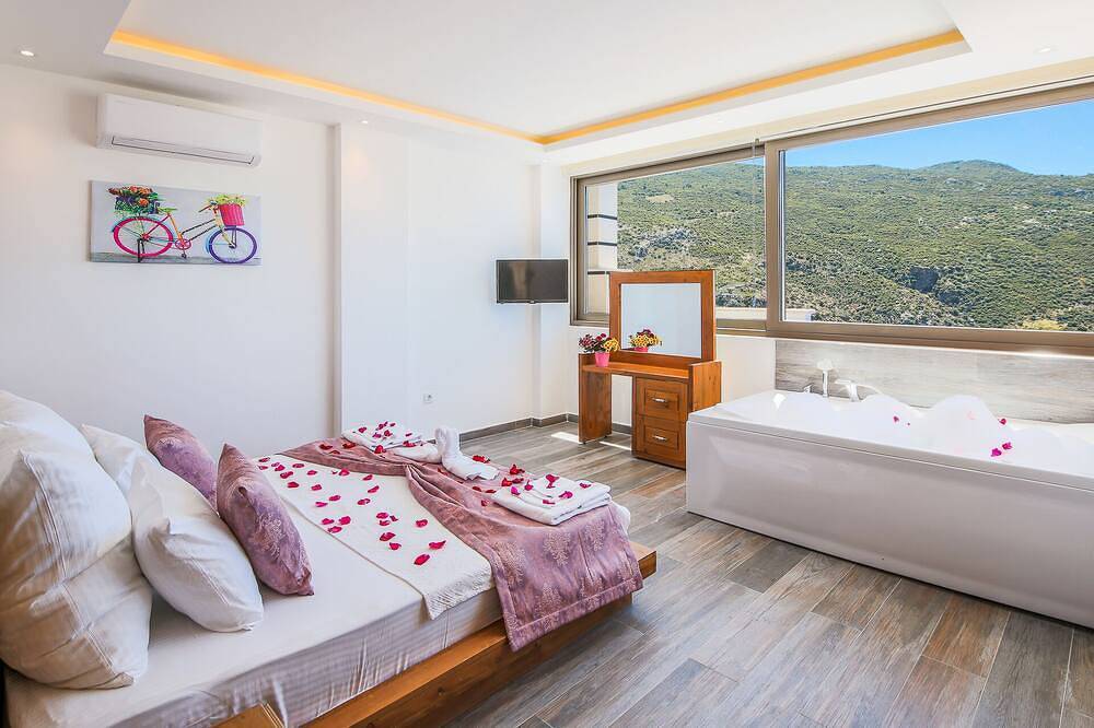Secluded Sea‑View Romantic Escape • En‑Suite • Jacuzzi • Private Pool in Kaş, Saklıkent