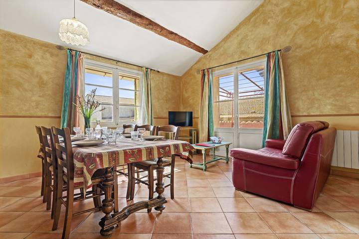 Casa Vacanze 'Gauguin' con Piscina in Comune, Wi-Fi e Aria Condizionata in Fourques, Costa mediterranea (Francia)
