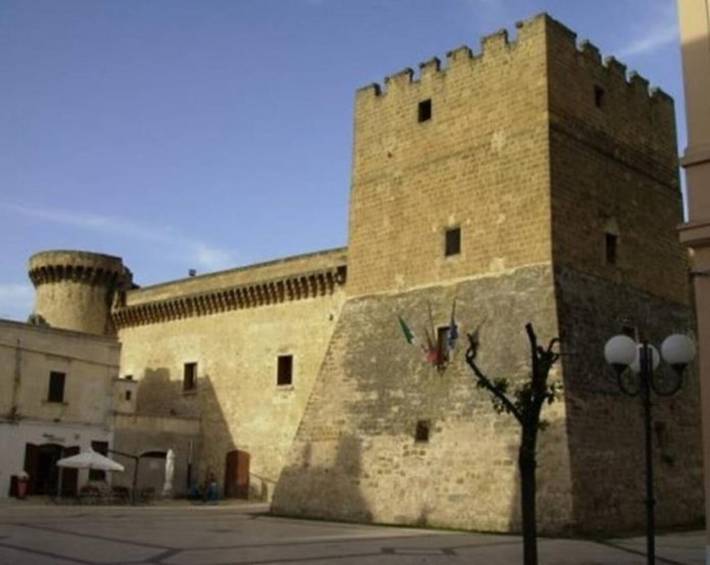 Entire apartment, Room 'Primo Piano - Camera 1' with Private Garden, Wi-Fi and Air Conditioning in Pulsano, Gulf of Taranto