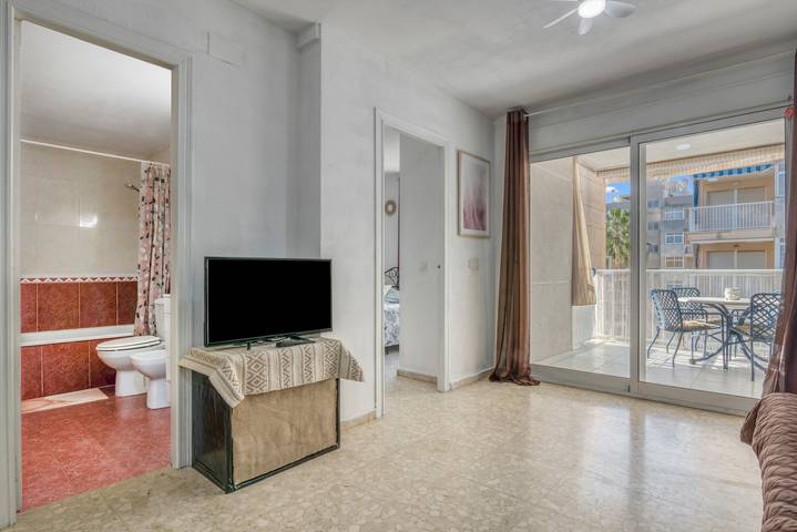 Hel lejlighed, Apartment 'On Daimús Beach' with Shared Pool, Wi-Fi and Air Conditioning in Platja de Daimús (Daimús), Daimús