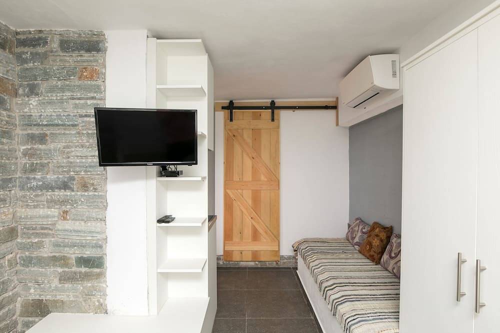Stone & Cozy Studio ιdeal for relaxed holidays, 100m from the beach!  in Euböa