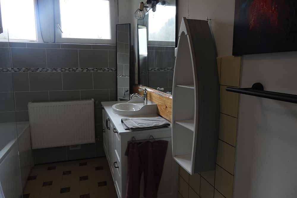 Appartement entier, Neu Renovierte, Gemütliche Landhauswohnung, Ideal Ausgestattet für Familien in Bousseviller, Sarreguemines