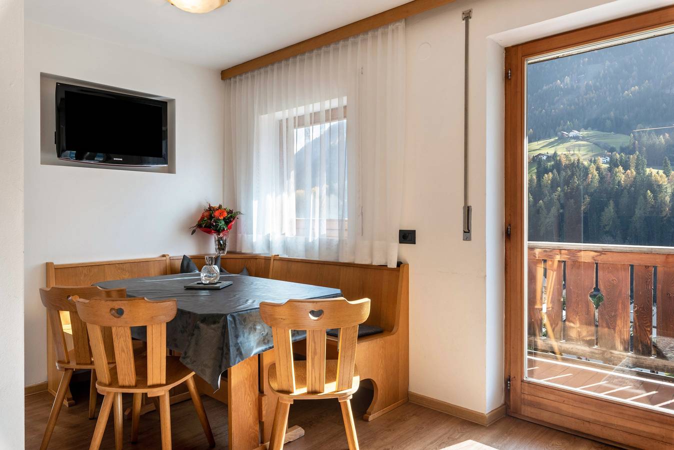 Ganze Wohnung, Ferienwohnung "Villa Erina D3" mit Bergblick, Terrasse und Wlan in St. Ulrich in Gröden, Dolomiti Superski