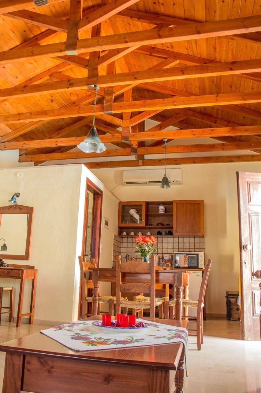 Studio in Douliana, Vámos
