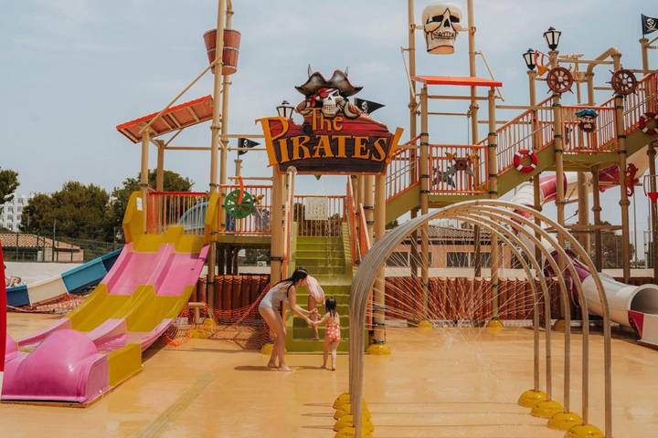 Aparthotel para 4 personas, con piscina además de piscina para niños y jardín - 1