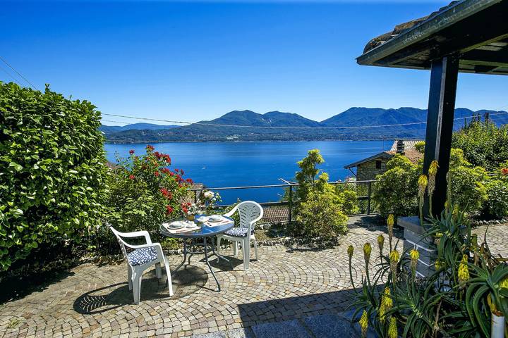 Vacation rental for 4 people, with Terrace and Yard as well as Lake view and View in Lago Maggiore