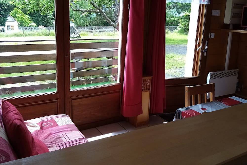 Chalet Nuevo, entorno verde, naturaleza, tranquilo, en Auvernia, vista macizo de Sancy in Saint-Diéry, Parque Natural Regional Volcans d'Auvergne