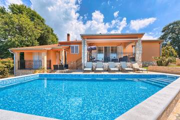 Gîte pour 10 personnes, avec jardin et piscine, adapté aux familles à Loborika