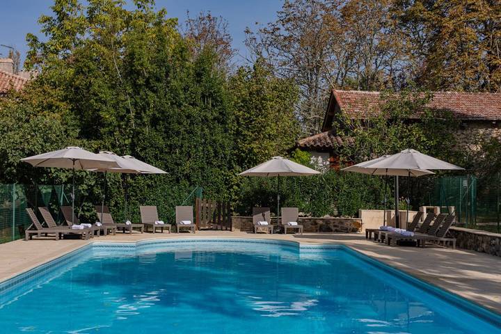 Gîte pour 6 personnes, avec jardin ainsi que terrasse et piscine