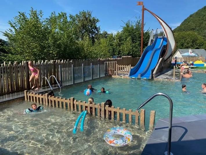 Camping pour 4 personnes, avec bassin pour enfant en Auvergne - 2