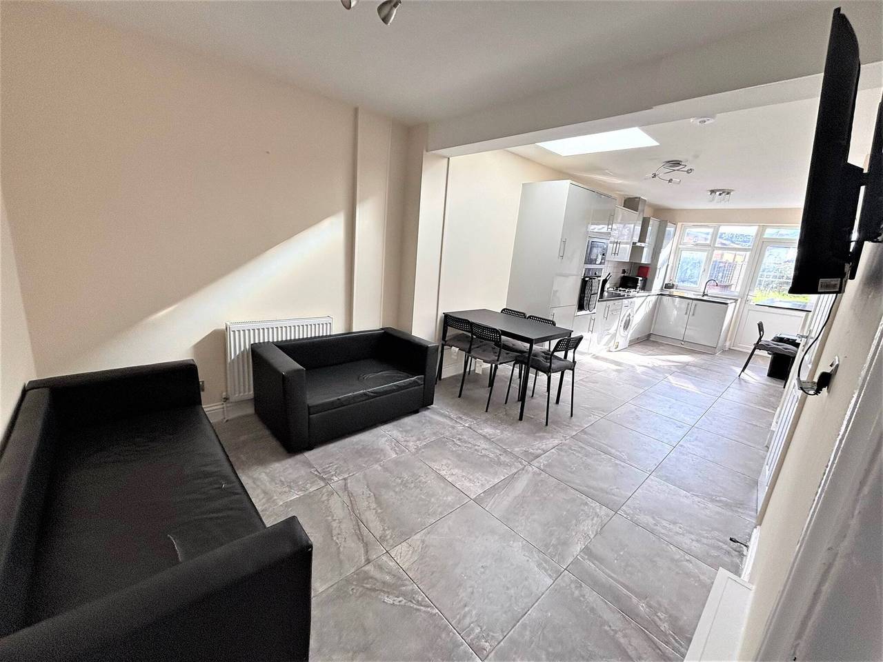 Large & Cozy 5-Bed House in a Quiet Dagenham Area in London Borough of Barking and Dagenham, Londyn