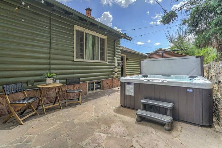 Vacation rental for 8 people, with yard and balcony as well as hot tub in Pikes Peak