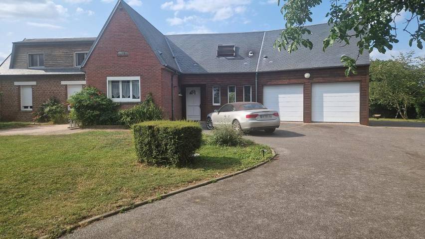 Gîte pour 2 personnes, avec jardin ainsi que vue et piscine dans Hombleux