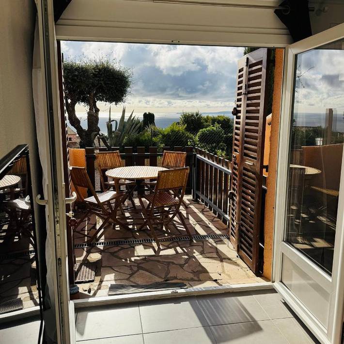 Gîte pour 4 personnes, avec terrasse ainsi que vue et piscine dans Office De Tourisme De La Croix Valmer - 3