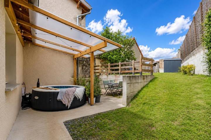 Location de vacances pour 4 personnes, avec Jacuzzi ainsi que Terrasse et Jardin à Matour