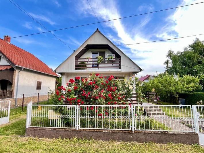 Ferienhaus für 8 Personen, mit Balkon und Terrasse sowie Garten und Pool