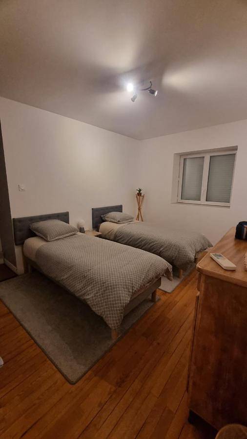 Gîte pour 2 personnes, avec vue ainsi que jardin et piscine dans Four