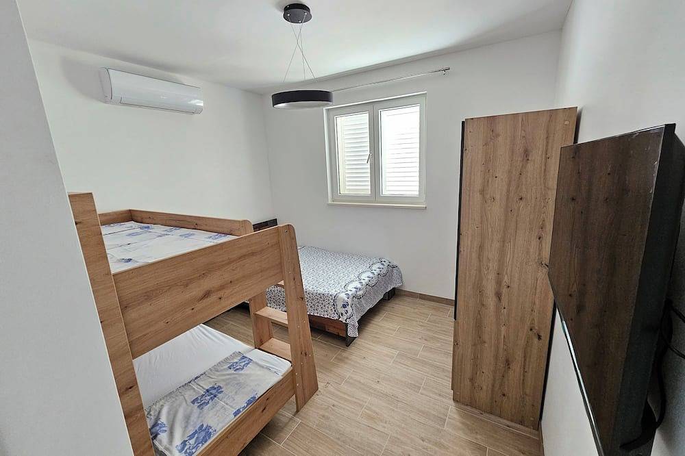 Brand new Villa with pool located just 5 minutes walk from beach. in Blace, Dubrovnik-Neretva