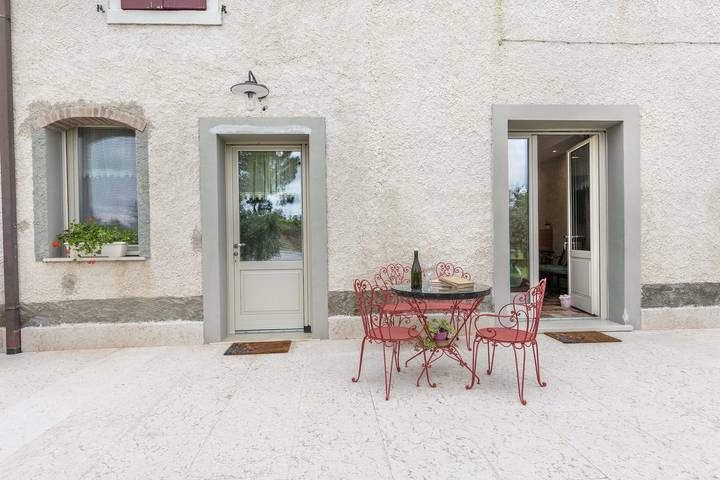 Entire apartment, Holiday Apartment "Agriturismo Tenuta Corte Tese 2" with Shared Garden & Wi-Fi in Sona, Verona Province