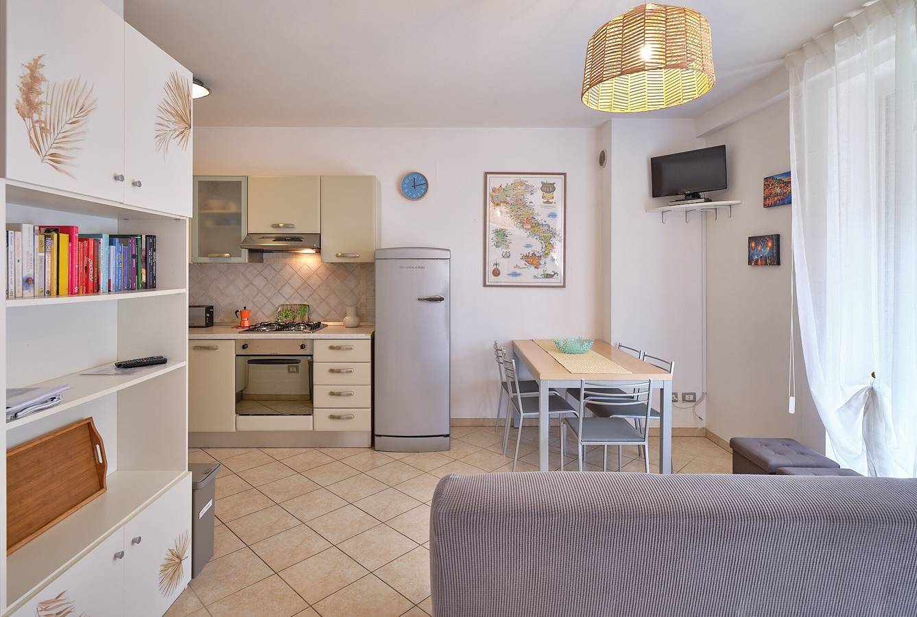 Ganze Wohnung, Ferienwohnung 'Madonnina In Lazise' mit Gemeinschaftspool, Wi-Fi und Klimaanlage in Lazise, Gardasee-Berge