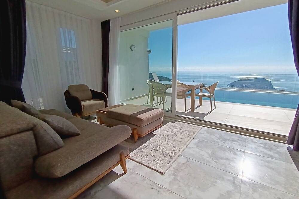 Luxury Escape with Stunning Views & Heated Jacuzzi, Alanya Villa 1002 in Alanya, Antalya Province
