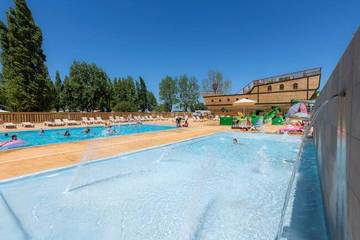 Camping pour 6 personnes, avec piscine ainsi que bassin pour enfant et jardin à La Tranche-sur-Mer