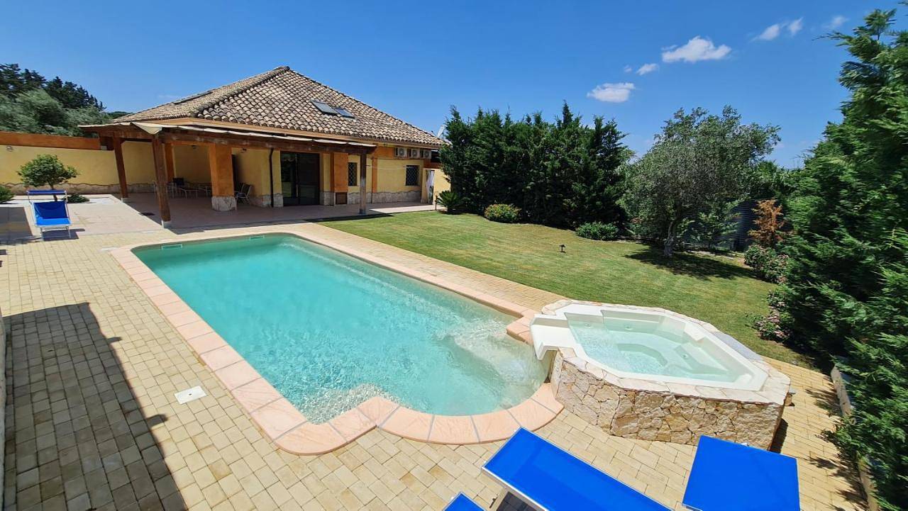 Villa Vivi. Piscina, idro, giardino e condizionatore in Capitana, Quartu Sant'Elena