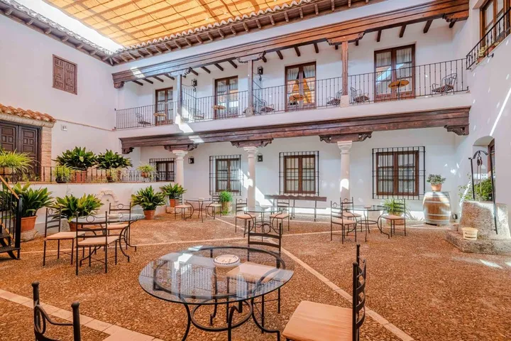 Hôtel pour 10 personnes, avec terrasse et jardin - 1