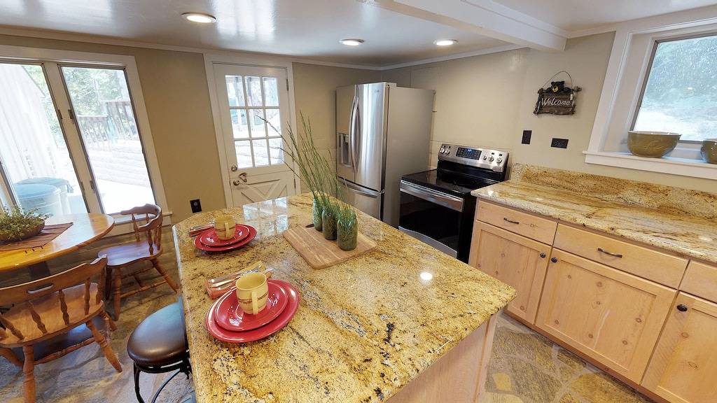 Baxter Mountain Cottage Video Tour Foto 3 Gericht Internet Große Terrasse in Ockenden, Shaver Lake