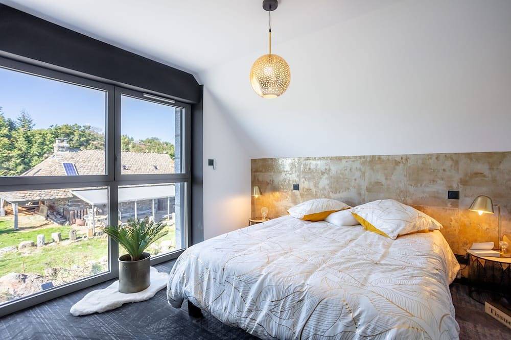 Warm, modern Buron with views of the Aubrac mountains in Saint-Chély-d'Aubrac, Macizo Central