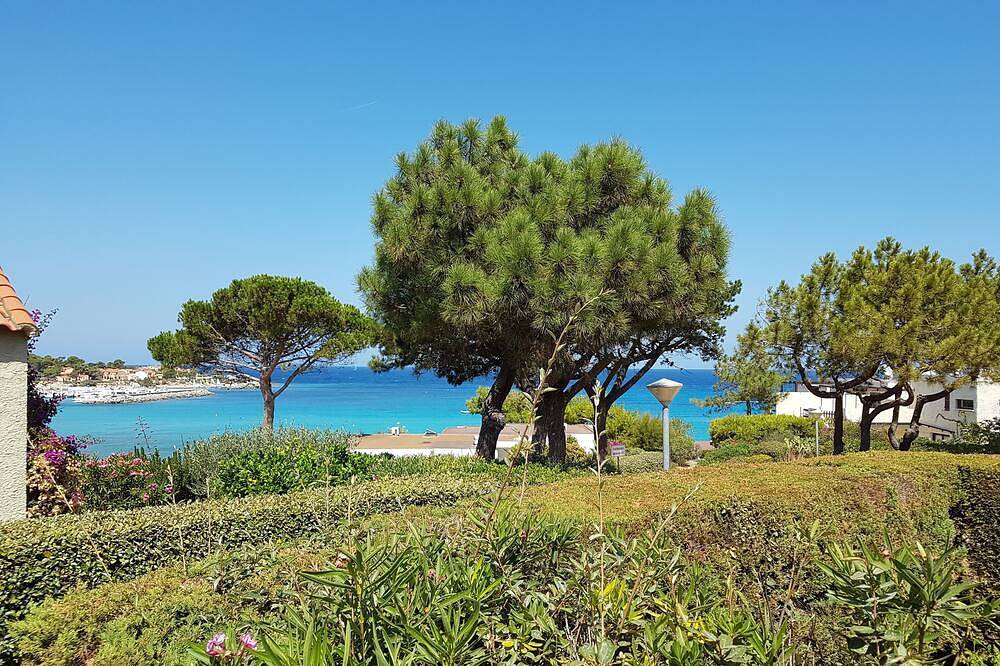 Casa con vistas al mar a 80 metros de la playa, para 6 personas. in Sant Ambroggio, Lumio