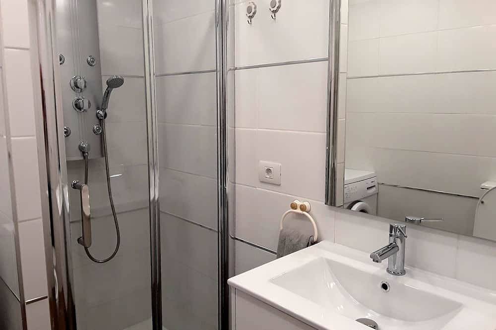 Entire apartment, Oceanfront apartment with air conditioning, Wifi, pool, parking and Tv. in Los Cristianos, Arona