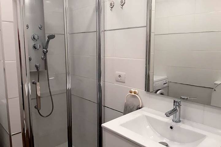 Apartamento entero, Apartamento de dos habitaciones en primera línea de mar, con piscina, parking, wifi y TV. 50 mts. De las playas. in Los Cristianos, Arona 