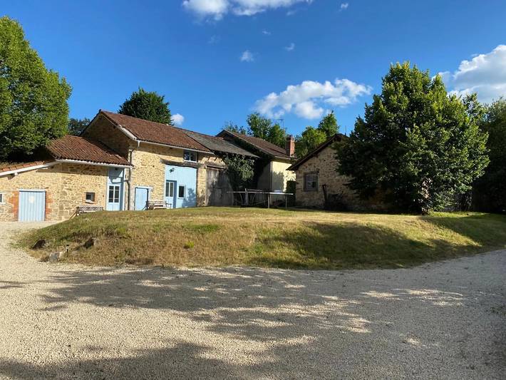 Gîte pour 5 personnes, avec Terrasse ainsi que Jardin et Piscine