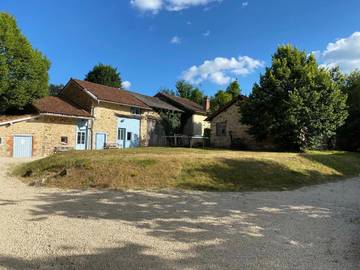 Gîte pour 5 personnes, avec piscine ainsi que jardin et terrasse, adapté aux familles à Saint-Léonard-de-Noblat
