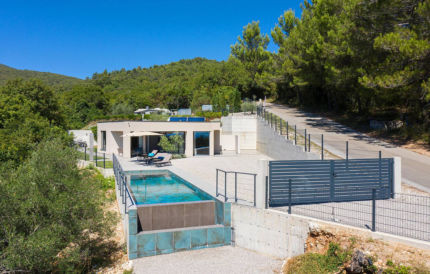 Geräumige 90 m² große Wohnung mit Terrasse, WLAN und Parkplatz, 1,5 km vom Strand entfernt in Raša, Ostküste Istrien